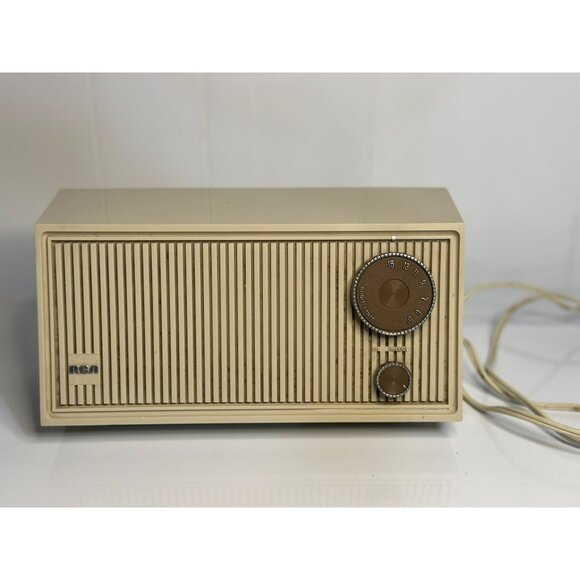 VTG Retro RCA RZA31W AM Tabletop Radio - Classic Beige Plastic - Works Tested - Picture 1 of 8